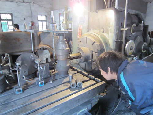 鉚釘機(jī)機(jī)身加工車(chē)間
