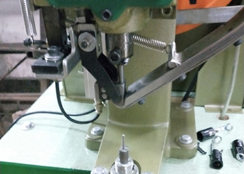 桌上型振動(dòng)盤送料柳釘機(jī)小型輕便振動(dòng)盤送料柳釘機(jī)